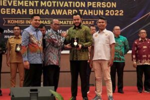 Raih BUKA Award, Wako Padang Panjang Fadly Amran Dinobatkan Jadi Tokoh Keterbukaan Informasi