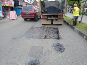 Warga Keluhkan Jalan Berlobang, Ini kata Ketua Komisi III DPRD Kota Padang