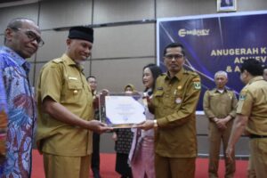 DPRD Sumbar Informatif dan Meraih Peringkat 1, Raflis Terima AMP