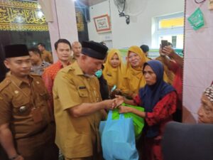 Bersama Disbuntanhor, Gubernur Mahyeldi Serahkan Bantuan Produk Holtikutura Di Lubuk Basung, Agam 