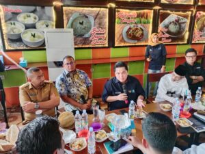 Didampingi Tokoh Ranah Minang Erick Tohir Nikmati Makan di Rajo Durian