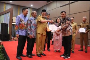 Sutan Riska Dianugerahi BUKA Award dan Pemkab Dharmasraya INFORMATIF