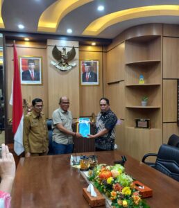 Berkas Seleksi KI Diserahkan pada Komisi I DPRD Sumbar