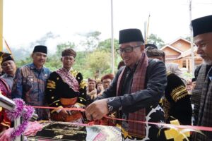 Resmikan Pemakaian Kantor Wali Nagari dan Pengukuhan Pengurus KAN Padang Laweh Malalo, Ini Harapan Bupati Tanah Datar