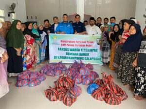 Tiga Tokoh Kabupaten Padang Pariaman Bantu Korban Banjir 