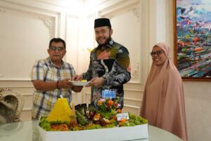 Wako Padang Panjang Fadly Amran dapat Kejutan Tumpeng Ulang Tahun dari Bank Nagari