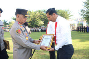 Berhasil Ungkap Kasus Curanmor, Dua Personel Ditreskrimum Polda Sumbar terima Penghargaan