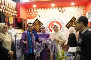 Kunjungi Stand Inacraft Tanah Datar, Eka Putra : Manfaatkan Moment Ini Untuk Perkenalkan Produk Unggulan Tanah Datar