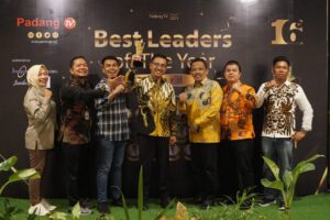 Gigih Bangun Infrastruktur dan SDM, Bupati Khairunas Dianugerahi Best Leader of The Year Award 2023