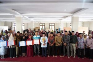 Lima Kelompok Yasinan dan Dua Kepala Keluarga Dapat Bantuan Khusus Bupati Tanah Datar