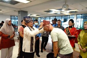 Perdana di Sumatera Barat, Bupati Promosikan Wisata di Bandara