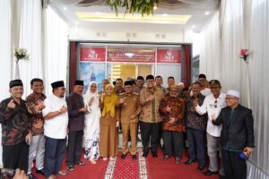 Dinilai Sukses Galakkan Program Satu Rumah Satu Hafizh, Bupati Tanah Datar Terima Penghargaan Internasional