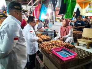Hari Pertama Ramadan, Bupati Eka Putra Kunjungi Pasar Batusangkar