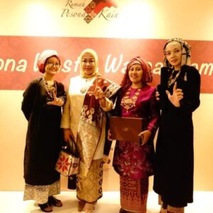 Ghea Panggabean Angkat Songket Lintau Pada Pesona Wastra Warna Alam