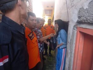 BPBD Kesbangpol Padang Panjang Bagikan Sembako ke Rumah Warga