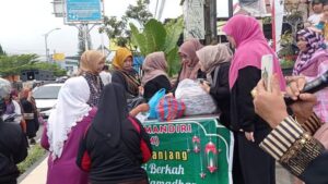 Wanita Mandiri Padang Panjang Bagikan 400 Paket Takjil