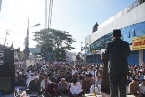 Warga Muhammadiyah Pabasko Salat Id di Halaman Masjid Taqwa