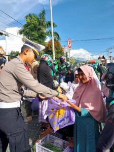 Satlantas Polresta Bukitinggi Bagikan Kebutuhan Pokok Didepan Mapolresta