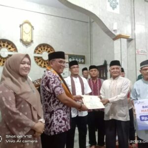 Ketua DPRD Sumbar Supardi Serahkan Dana Hibah Rp. 50 Juta Dan CSR Bank Nagari Rp. 10 Juta Untuk Masjid Hidayah PTP