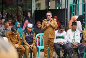 Kunjungi Korban Kebakaran, Bupati Eka Putra Serahkan Bantuan