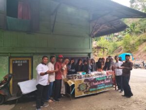 Sampai Akhir Ramadhan Guru dan Siswa MTsN 4 Pessel Bagikan Takjil Gratis