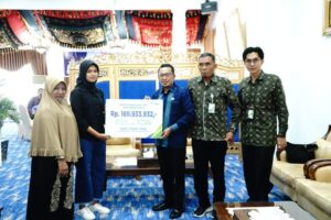 Bupati Eka Putra Serahkan Rp 189 juta Santunan JKM dan Beasiswa BPJS Ketenagakerjaan