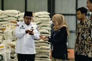 Diserahkan Simbolis Oleh Bupati Eka Putra, 26.000 Masyarakat DTKS Tanah Datar Terima Bantuan Beras