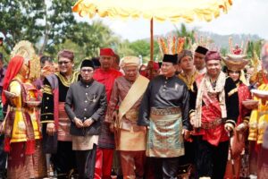 Dihadiri Banyak Tokoh Penting, Prosesi Malewakan Gala Wamenaker RI Berlangsung Khidmat dan Meriah
