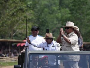 Sapa Penonton, Menhan RI dan Bupati Parade Keliling Gunakan Maung