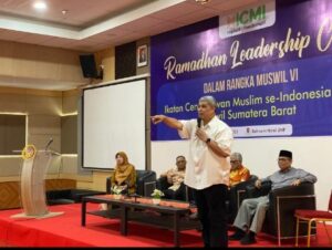 200 Peserta National Leadership Camp ICMI Sumbar dibuat terkesima dapat pencerahan KEPEMIMPINAN DI ERA VUCA oleh Insannul Kamil WR3 UNAND