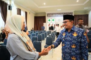 Wujud Jembatan Hati dan Silaturrahmi, Bupati Tanah Datar Serahkan Paket Lebaran Ubtuk Wartawan,Penceramah dan Sopir