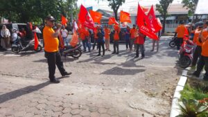 Aksi Unjuk Rasa Peringati Hari Buruh di Kantor DPRD Sumbar Berlangsung Damai