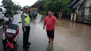 Polsek Tapan Kerahkan Personil Bantu Warga Akibat Korban Banjir Sungai Batang Tapan