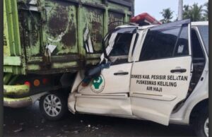 Remuk Bamper Depan, Ambulans Puskesmas Air Haji Tabrak Mobil Hino