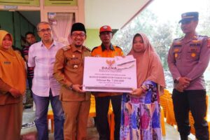 Serahkan Bantuan Kepada Korban Kebakaran, Ini Pesan Bupati