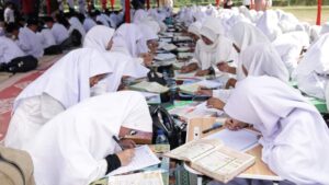 Ratusan Pelajar Ikuti Lomba Tulis Alquran dengan Tangan