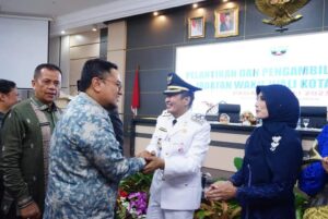 Ekos Albar Dilantik Jadi Wawako Padang, Wabup Tanah Datar Ucapkan Selamat