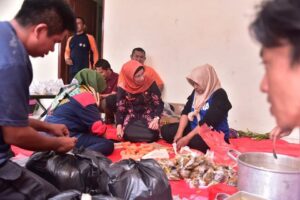 Dapur Umum Posko Penanganan Darurat Bencana Longsor Sawahlunto Masak 1.050 Nasi Bungkus