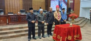 DPRD Sumbar Tetapkan Ranperda Tata Kelola Komoditas Unggulan Perkebunan dan Penanggulangan Bencana Menjadi Perda