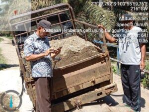 Mobil Helin Masuk Lobang di Kampung Geti
