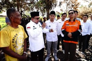 Sampaikan Duka Yang Mendalam, Bupati Eka Putra Berikan Bantuan Korban Kebakaran
