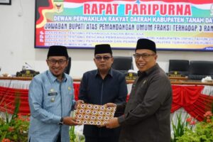 Terdiri Atas 38 Lembar, Ini Jawaban Bupati Terhadap Pandangan Fraksi Terkait 3 Ranperda yang Diusulkan