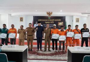 233 Petugas Kebersihan Terima Bonus Piala Adipura dari Wako Padang Panjang Fadly Amran