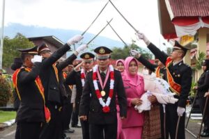 Lepas Anggota Purnatugas, Polres Padang Panjang Gelar Upacara Wisuda Purnabakti