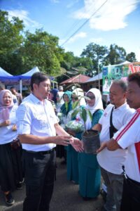 Dorong Masyarakat Manfaatkan Pekarangan, Pemko Sawahlunto Bagikan Bibit Cabe dan Durian