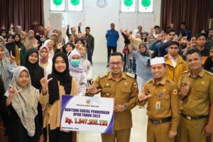 Diserahkan Bupati, 748 Calon Mahasiswa Tanah Datar Terima Bantuan Sosial