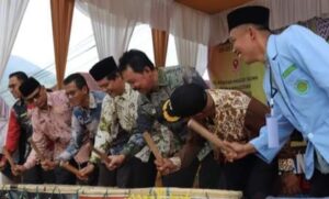 Ditandai Pemukulan Beduk, Wawako Padang Panjang Asrul Resmi Buka Festival Beduk dan Takbiran