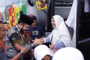 Kepulangan 112 Jemaah Haji Padang Panjang Disambut Wako Fadly Amran
