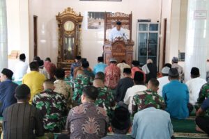 Anggota Satgas TMMD ke 117 Ikut Bergabung Dengan Warga Lakukan Sholat Jum’at