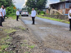 Tanggapi Keluhan Masyarakat, Bupati Eka Putra Turun Langsung Meninjau Kondisi Beberapa Ruas Jalan di Tanah Datar